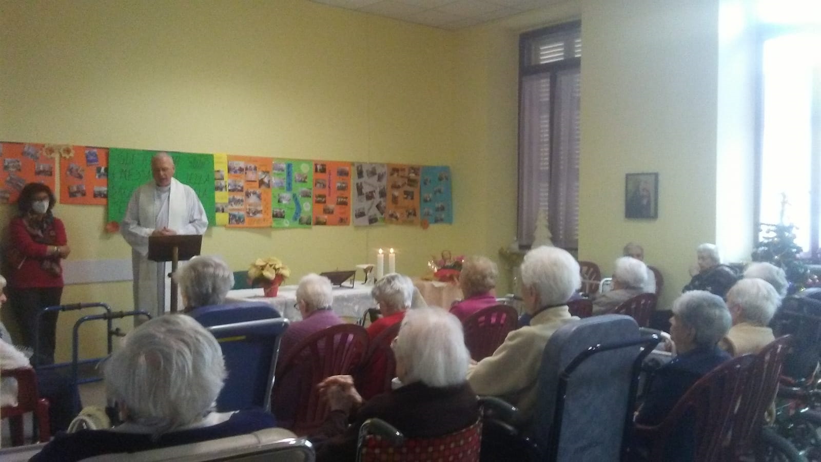 Don Janusz e i fedeli durante la celebrazione